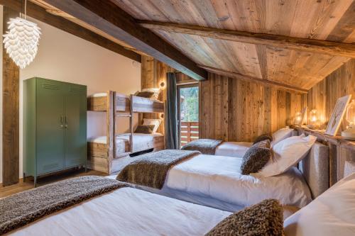 Un pat sau paturi într-o cameră la Chalet Diane I Luxe I Proche des pistes