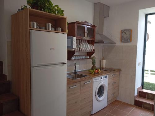 een keuken met een koelkast en een wasmachine bij Ventorrillo de Rosa in Casabermeja