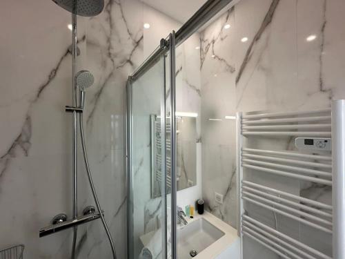 une salle de bain avec douche et lavabo dans l'établissement B080- À l'étroit à l'hôtel Bienvenue chez nous, à Cannes