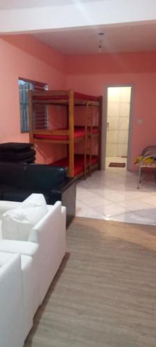 a living room with a couch and a bunk bed at lugar do descanso in Juqueri-Mirim