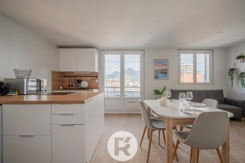 une cuisine et un salon avec une table, une cuisine et une salle à manger dans l'établissement R'Apparts T4 L'atypique, à Grenoble