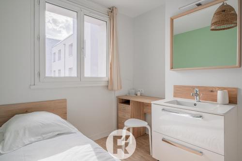 une chambre avec un lit, un lavabo et une fenêtre dans l'établissement R'Apparts T4 L'atypique, à Grenoble