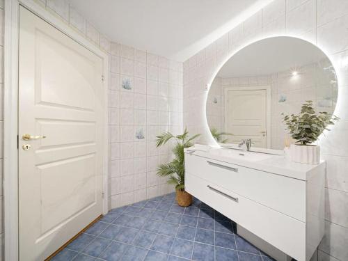 a bathroom with a white sink and a mirror at Stor leilighet i Bergen sentrum! in Bergen
