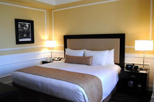 a hotel room with a large bed with two lamps at The Pickwick Hotel San Francisco in San Francisco