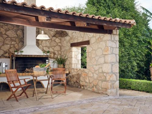 Un patio o zona al aire libre en Olive Grove Luxurious Villa with Private Pool Est