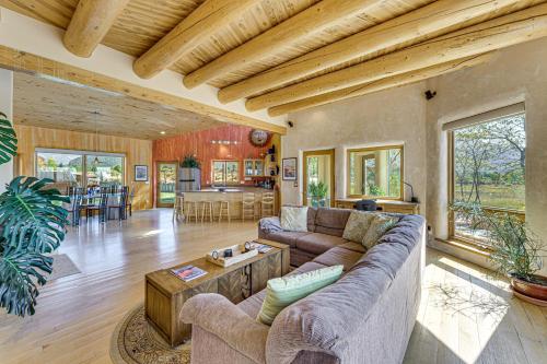 Χώρος καθιστικού στο 10 Mi to Taos Ski Valley Mtn-View Duplex with Deck!