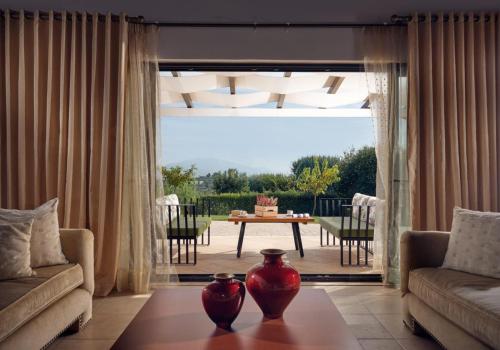 Un lugar para sentarse en Olive Grove Luxurious Villa with Private Pool Est