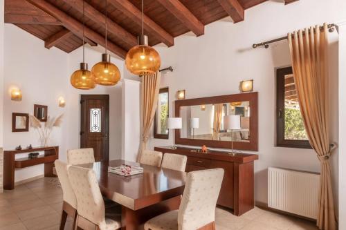 Un lugar para sentarse en Olive Grove Luxurious Villa with Private Pool Est