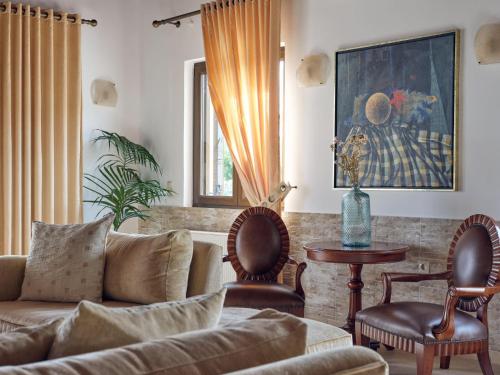 Un lugar para sentarse en Olive Grove Luxurious Villa with Private Pool Est