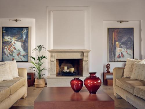 Un lugar para sentarse en Olive Grove Luxurious Villa with Private Pool Est