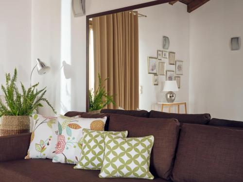 Un lugar para sentarse en Olive Grove Luxurious Villa with Private Pool Est