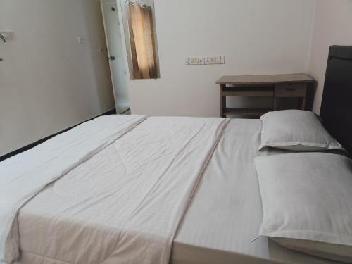 Cama o camas de una habitación en Om Shakthi Suits