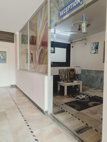 una habitación con una mesa y un cartel en la pared en Om Shakthi Suits, en Dod Jāla