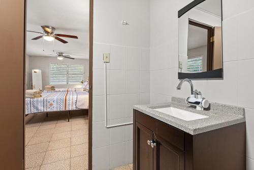 un bagno con lavandino e specchio di Finca Tapia Mountain Ranch a Fajardo