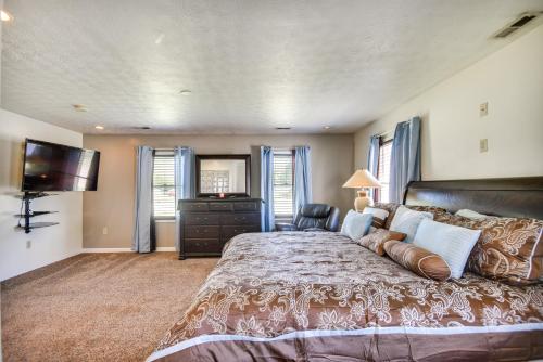 Katil atau katil-katil dalam bilik di Centrally Located Hampton Home 6 Mi to Downtown!