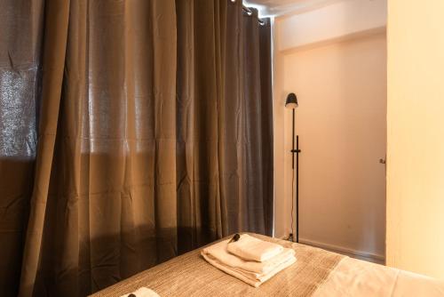 - une chambre avec un lit et un rideau de douche dans l'établissement Charming Apartment - Atelier Lumières - 4 guests, à Paris