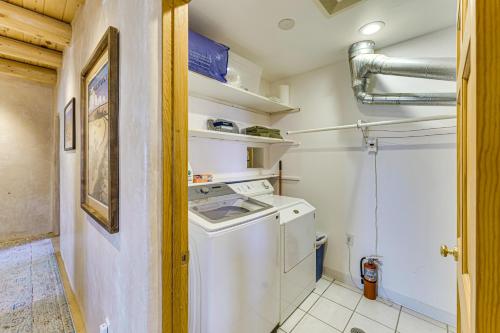 Η κουζίνα ή μικρή κουζίνα στο 10 Mi to Taos Ski Valley Mtn-View Duplex with Deck!