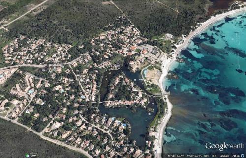 une carte aérienne d'une ville à côté de l'eau dans l'établissement A-Tjughina, à San Ciprianu