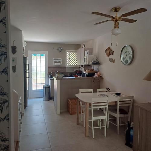 une cuisine et une salle à manger avec une table et des chaises dans l'établissement A-Tjughina, à San Ciprianu