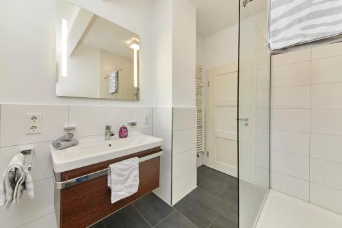 Un baño blanco con lavabo y ducha. en Gestade Fewo 4, en Bernkastel-Kues