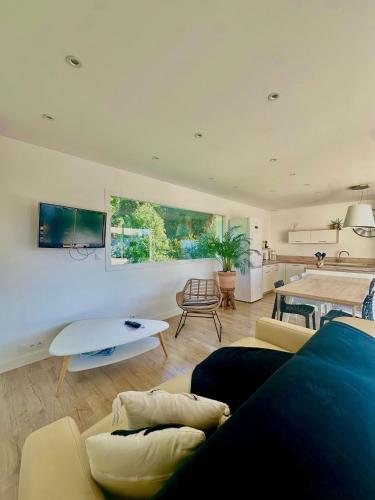 a living room with a couch and a table at VILLA JUWEN in Oletta
