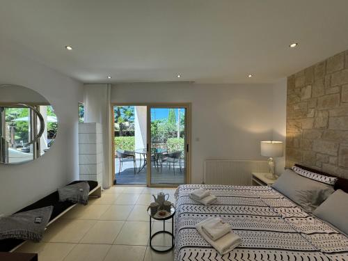 Postel nebo postele na pokoji v ubytování Unique modern beachfront Villa Thalassa Latchi!