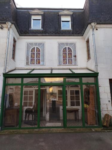 un bâtiment avec un cadre vert devant lui dans l'établissement l'èrmitage, à Floing