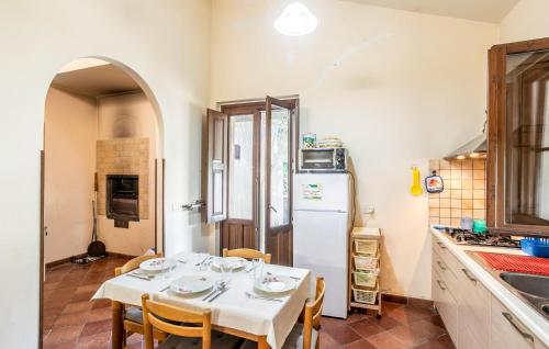 Кухня или мини-кухня в 2 Bedroom Nice Home In Monterosso Almo
