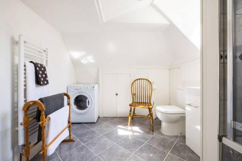 Spacious, Light-Filled 2 Bedroom Apartment
