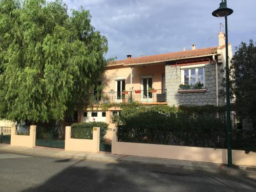 une maison au bord d'une rue dans l'établissement Entre Mer et Montagnes, à Céret