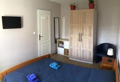 - une chambre avec un lit, une porte et une chaise dans l'établissement Entre Mer et Montagnes, à Céret