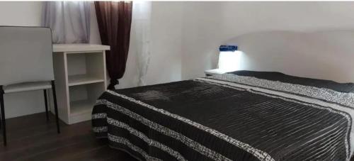 une chambre avec un lit, une table et une chaise dans l'établissement Appartement spacieux à Sainte-Luce de 80 m² avec piscine, à Sainte-Luce