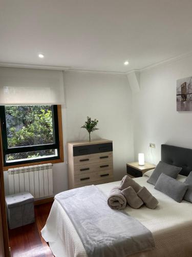 ビーゴにあるPreciosa Casa en Bembriveの大きなベッドと窓のある寝室