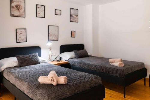 Postel nebo postele na pokoji v ubytování LETSMALAGA - Duplex en el centro con jacuzzi