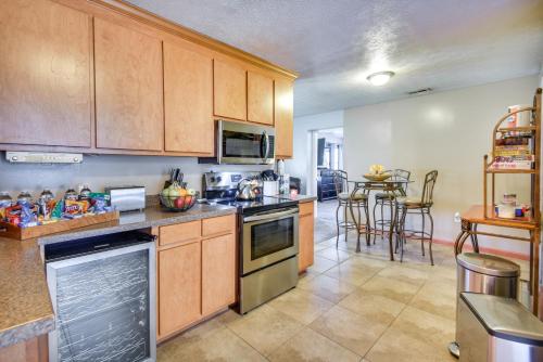 Dapur atau dapur kecil di Centrally Located Hampton Home 6 Mi to Downtown!