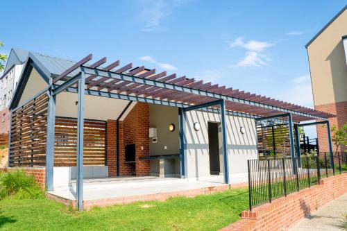 una casa con un tendone sulla parte anteriore di 7 Elizabeth Place - Beautiful self catering 1 bedroom unit next to Kyalami Racetrack with free WiFi - swimming pool gym and restaurant - Perfect for a couple in Midrand Waterfall a Midrand