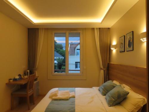 a bedroom with a bed and a window at Chambre à Bondy pour deux personnes in Bondy