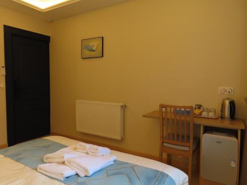 a bedroom with a bed with towels on it at Chambre à Bondy pour deux personnes in Bondy