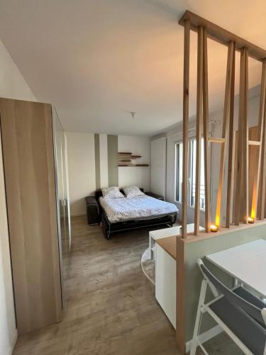 une chambre avec un lit dans une pièce dans l'établissement Suite Élite Disneyland, à Chessy