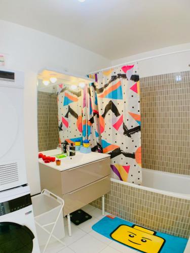 une salle de bain avec un lavabo et un miroir dans l'établissement Lego Party Time - Disney à 2 pas, à Chanteloup-en-Brie