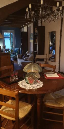 - un salon avec une table en bois et un canapé dans l'établissement Symphony du Vivant, à Lautrec