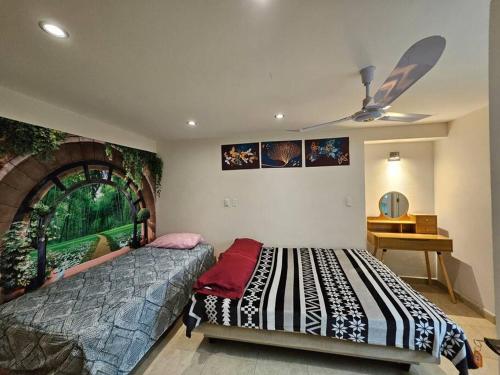 a bedroom with a bed and a painting on the wall at Bonito Depa céntrico in Jardines de la Hacienda