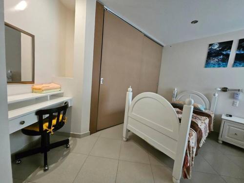 a hospital room with a bed and a desk and a mirror at Bonito Depa céntrico in Jardines de la Hacienda