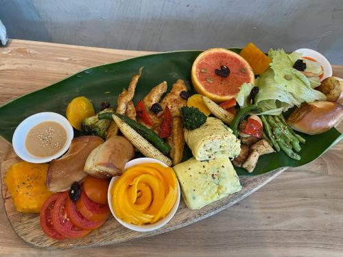 a green plate of food with different types of food at 綠島一直曬太陽旅宿SunnyDayHostel in Green Island