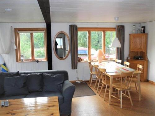 O zonă de relaxare la Beautiful Home In Sölvesborg With 2 Bedrooms