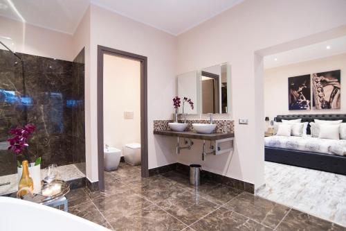 ローマにあるコロンナ 18のバスルーム(ベッド1台、洗面台、トイレ付)