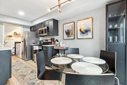 Η κουζίνα ή μικρή κουζίνα στο Charming South Lamar Hideaway - Near Zilker & SoCo
