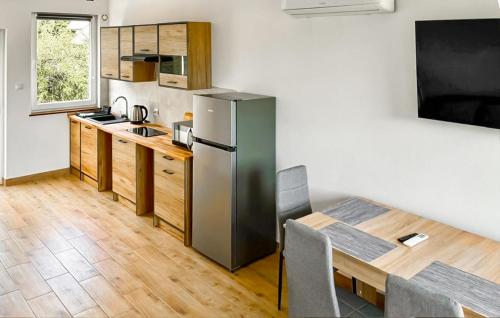Η κουζίνα ή μικρή κουζίνα στο 2 Bedroom Stunning Home In Pustkowo