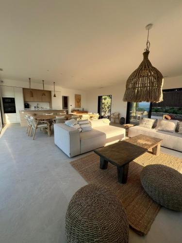 un salon avec des canapés et une table dans l'établissement Villa PERLE DE GIENS, à Hyères