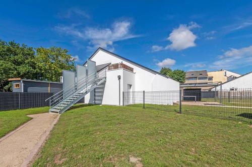 a white building with a staircase in a yard at Escapade à Combrit in Combrit